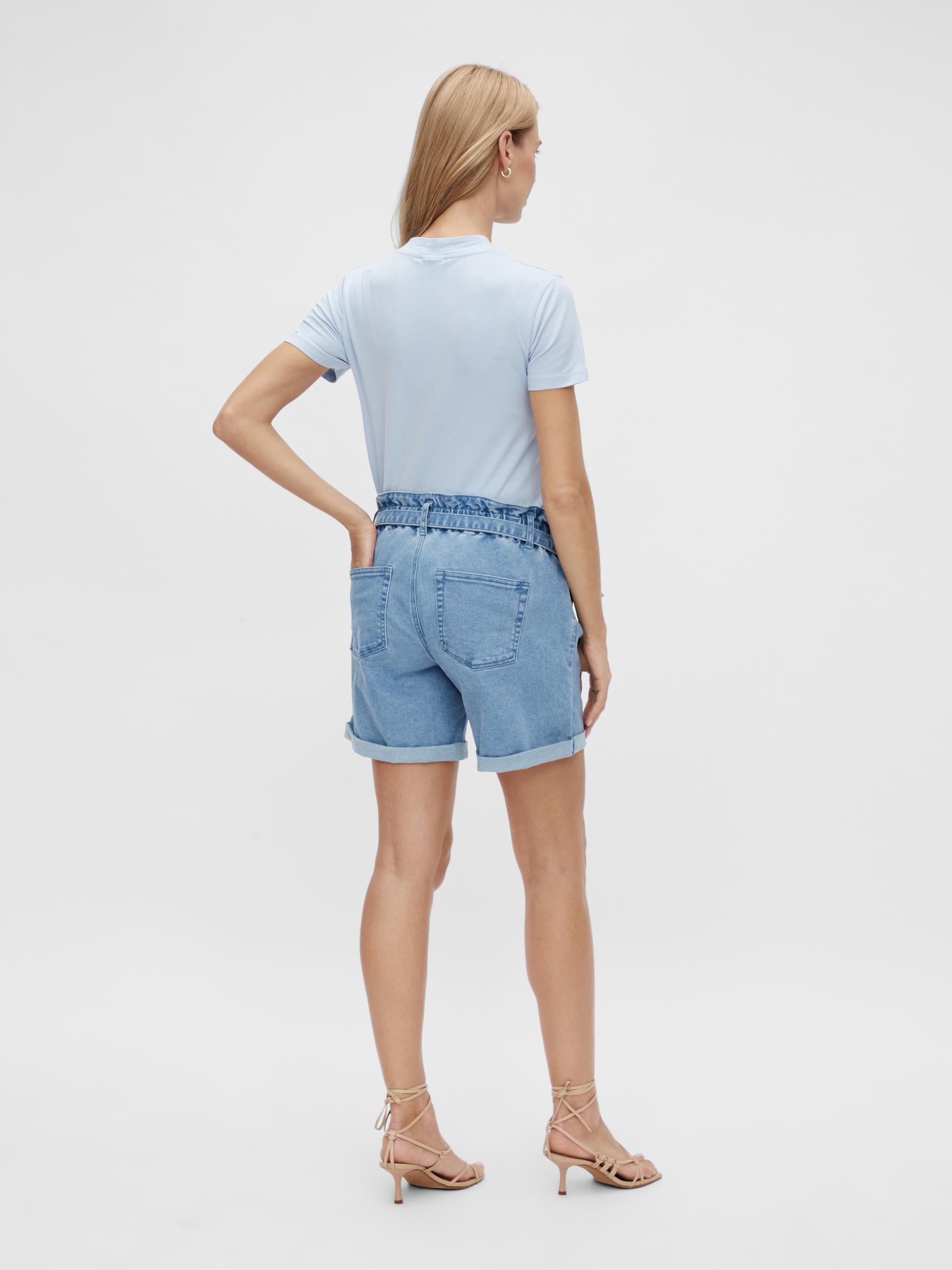 Mamalicious Jeans-Shorts für die Schwangerschaft blau mit Eingrifftaschen vorne und Taschen Ganzkörper von hinten bei Mutterkleid mieten oder online kaufen