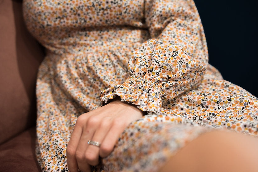 Mutterkleid Stillkleid mit Streublumenprint von YOU&MILK mieten oder online kaufen. Mit versteckten Reißverschlüssen zum Stillen überall und jederzeit.