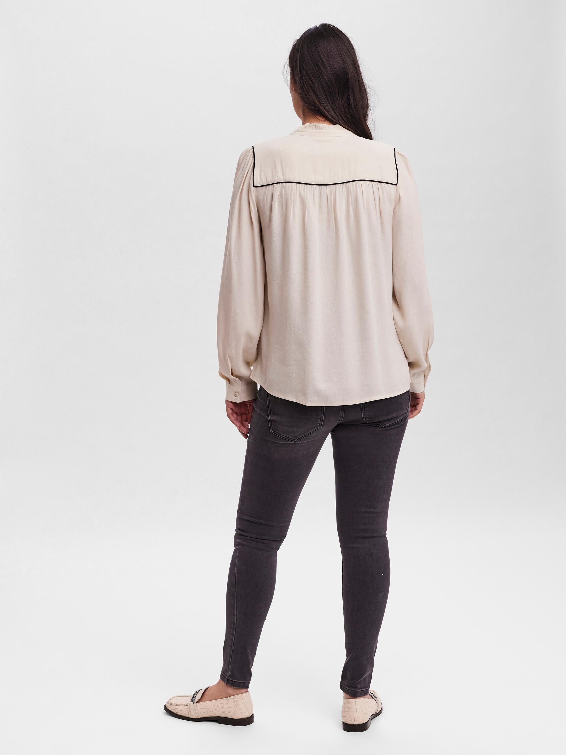 Mutterkleid Umstandsbluse in creme langer Arm von Vero Moda Maternity mieten