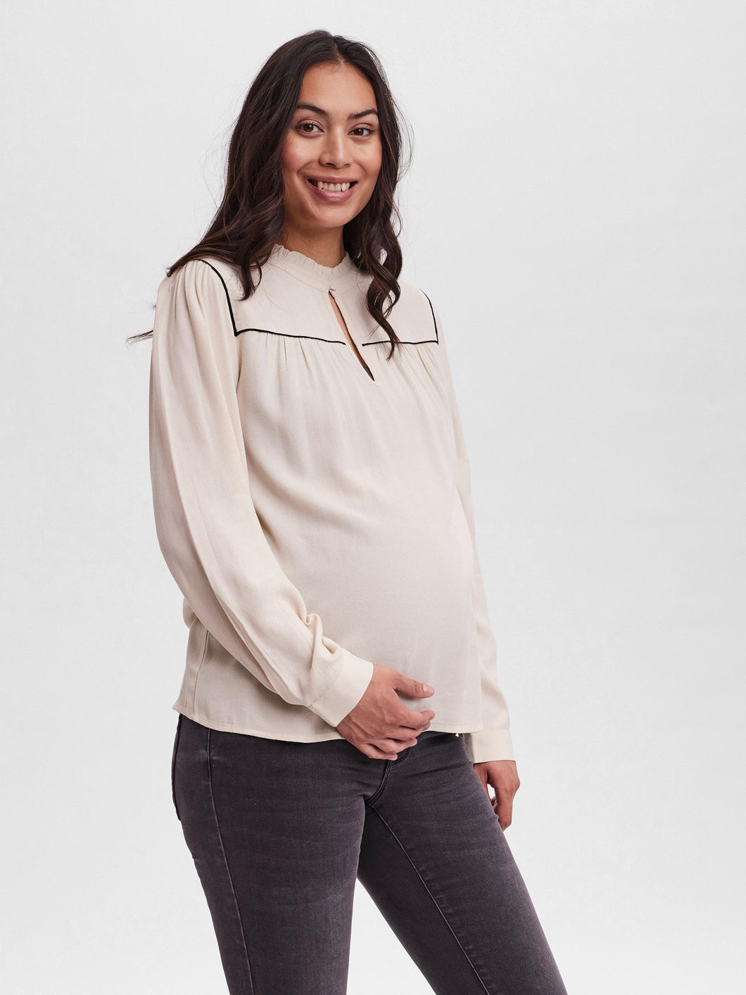 Mutterkleid Umstandsbluse aus nachhaltiger Viskose in creme von Vero Moda Maternity mit Stehkragen