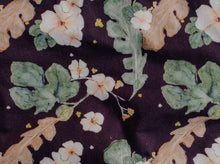 Lade das Bild in den Galerie-Viewer, Mutterkleid Mara Mea Blumenprint-Detail in aubergine rosa grün 
