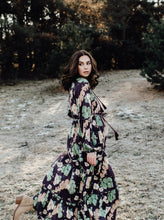 Lade das Bild in den Galerie-Viewer, Mara Mea Kleid in Maxilänge mit langem Arm bei Mutterkleid mieten für den besonderen Anlass aus Viskose mit auberginefarbenen Blumenprint
